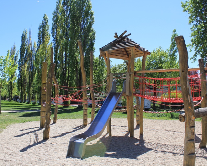 Augsburg: Spielplatz auf der Kammgarnwiese