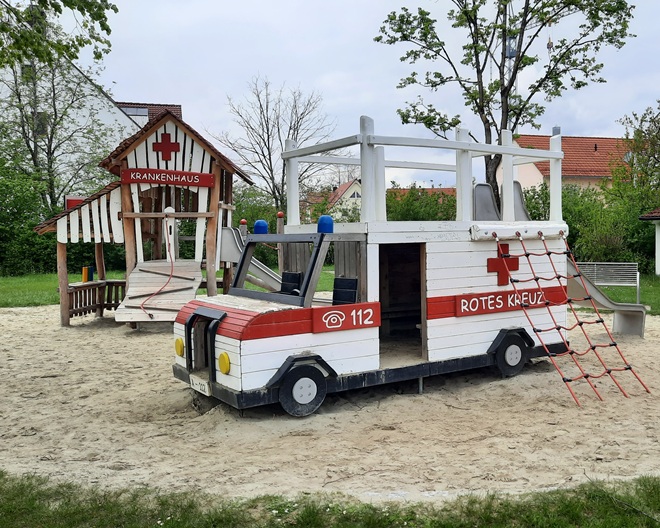 Königsbrunn: Spielplatz Krankenwagen